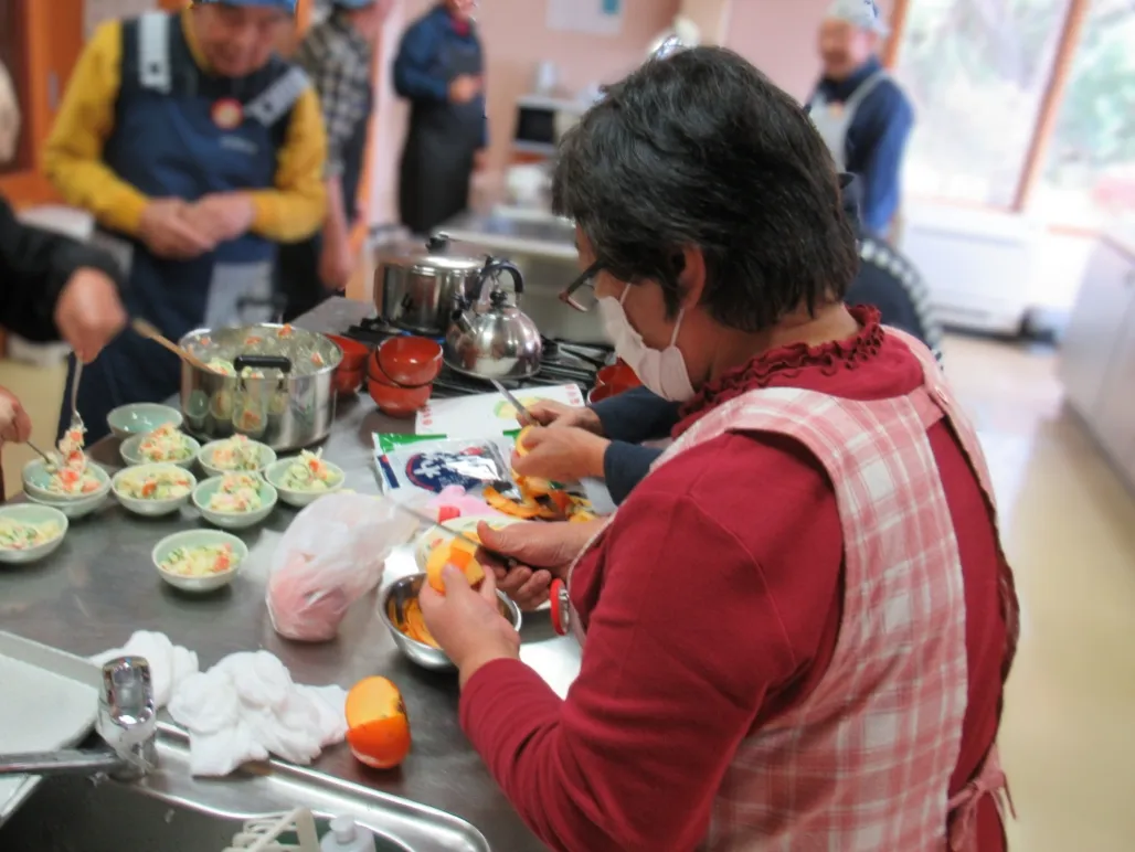 男性の料理教室における調理補助